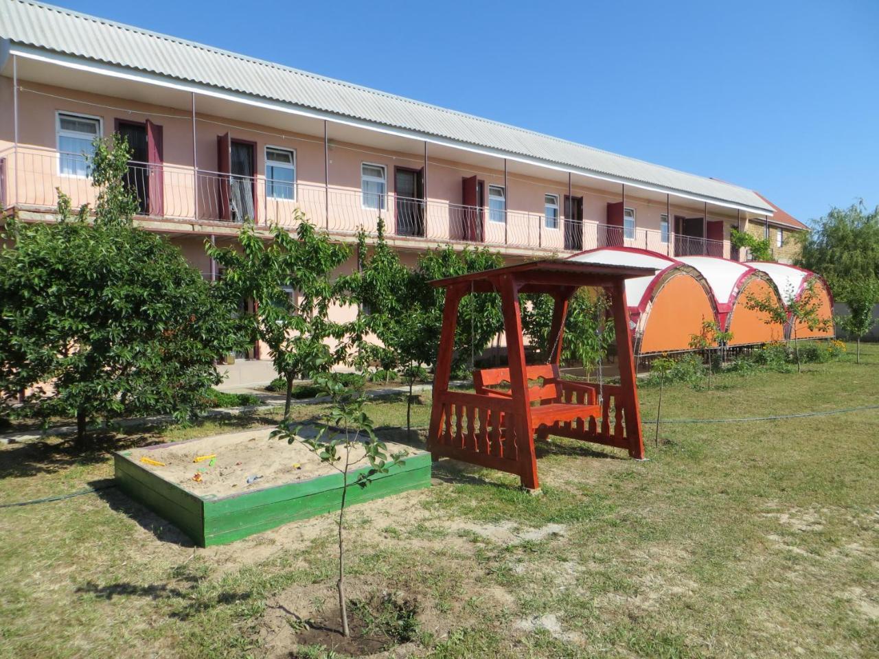 Monte Karlo Hotel Zaliznyy Port Exterior photo